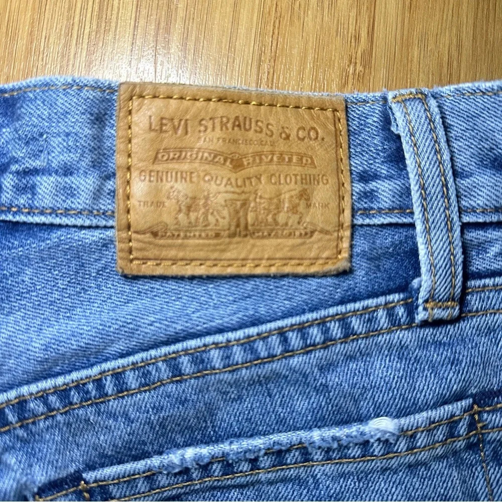 Levi’s Medium Wash Wedgie Distressed Denim Jean Shorts - Picture 13 of 13